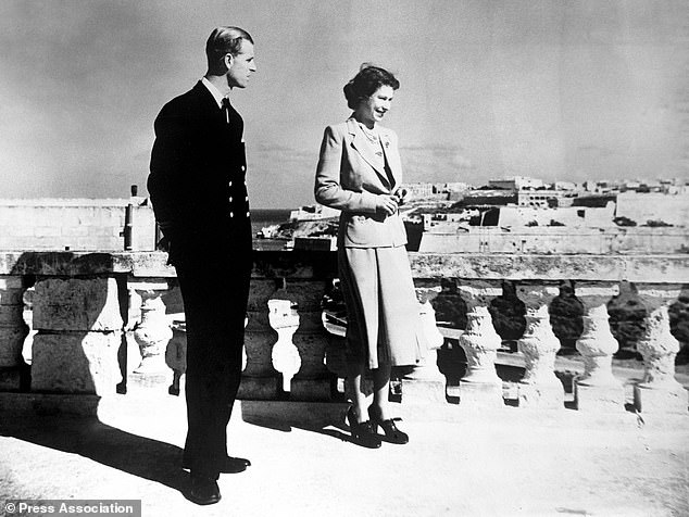 1949年11月，英女王与夫婿菲利普亲王在曼吉亚坎别墅阳台观赏海景。
