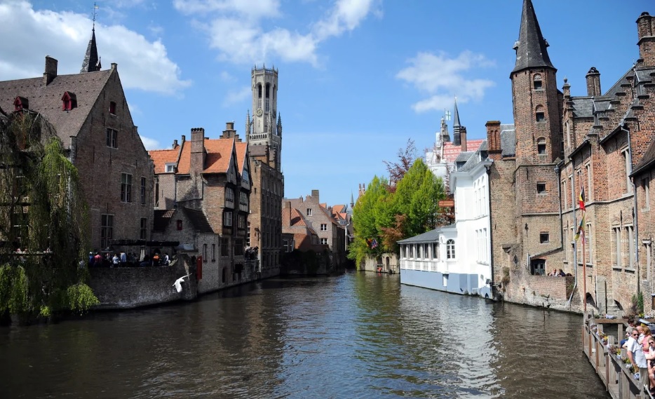 大量的大闸蟹对比利时运河河床造成破坏，图为当地其中一段运河，景色宜人。