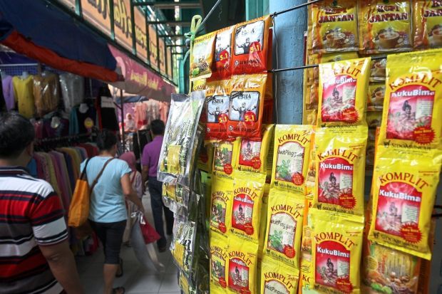 在吉隆坡秋杰一带，到处可见兜售来自外国的保健品和药品。