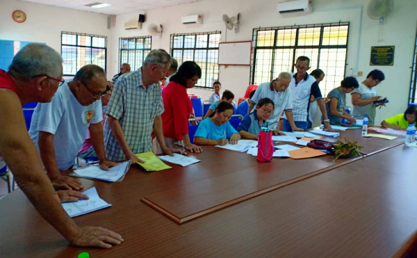 村民到马接翁武柏美村会议室办理申请延长地契手续。
