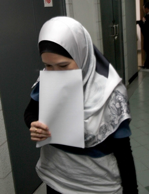 西蒂艾莎出庭供证时用纸张遮挡脸部，拒露脸。