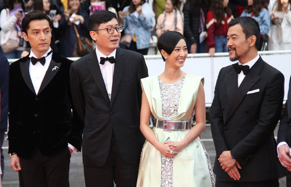 胡歌（左起）、导演刁亦男、金马影后桂纶镁、柏林影帝廖凡在康城影展出席竞赛片《南方车站的聚会》首映红毯。
