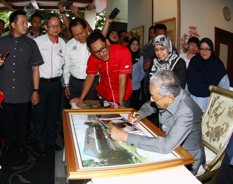 马哈迪（右）在李文材（左2起）、再诺阿兹曼及阿末法依扎陪同下，为出席首相与霹雳州公务员对话会活动，签名留念。
