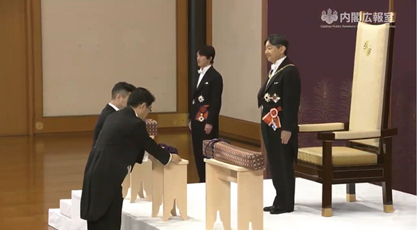 新日皇德仁盛装即位，继承三神器开启令和新时代。翻自日本内阁府
