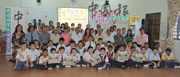 野新拉朗华小学生获得家协主席钟海权赞助《中国报》，个个乐开怀。