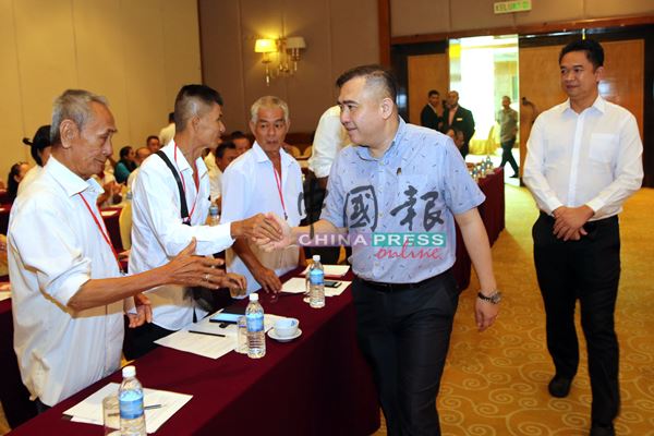 陆兆福（右2）抵步时与行动党村长与秘书握手问好，右1为张聒翔。