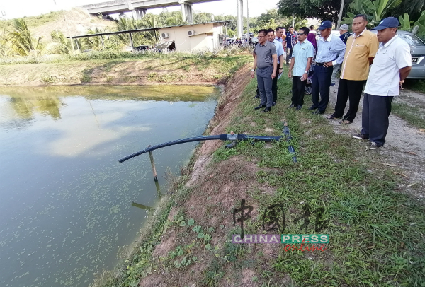 诺依占及官员参观泥鳅养殖场的渔池。