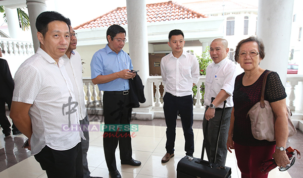 邓章耀（左3）在民政党领袖的陪同下，步出法庭，左起为胡栋强、方志伟及卢界燊，右2为律师郭文伟。