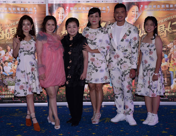 梁祖仪（左起）、薇薇、王凯旋、余丽莎、林奕廷、卢继杰和陈沁霖一同出席电影《妈妈好》记者会。
