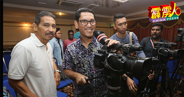 大臣阿末法依扎（前右4）配合希盟执政霹雳州一周年，接受各语文报章联访。
