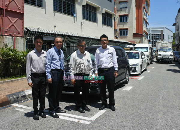 萧廷峰（左起）、郑国华、陈劲源及陈明岳，察看将取消的泊车位。