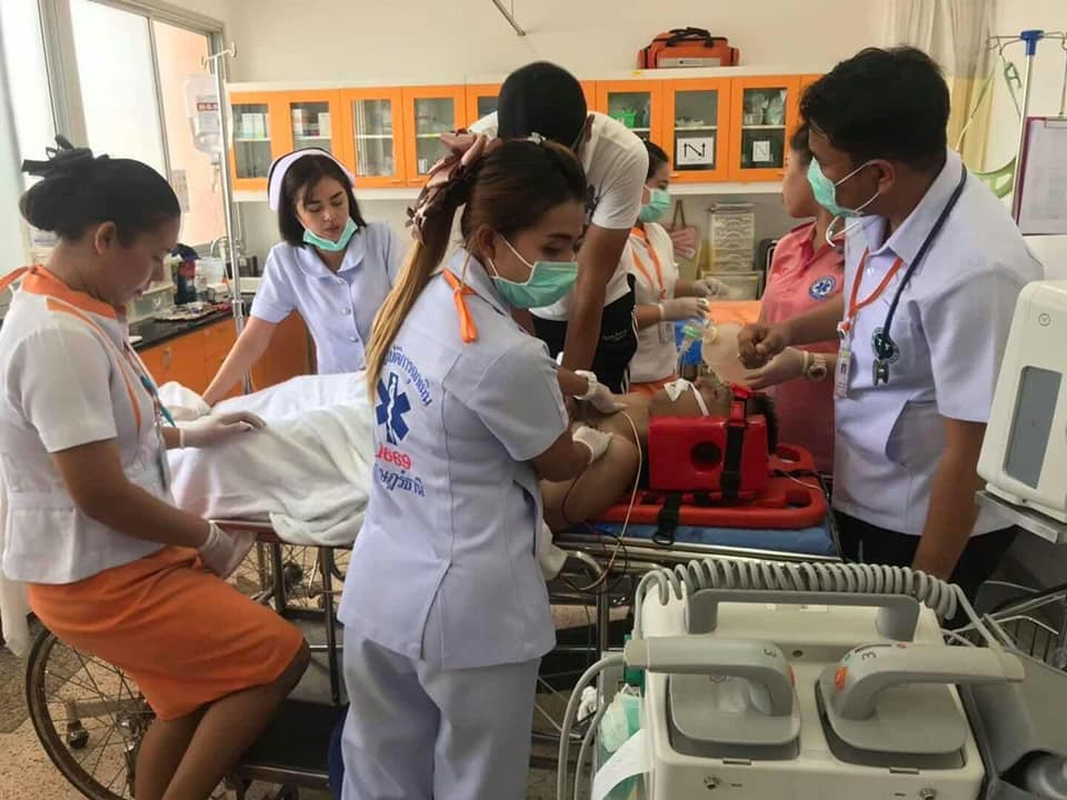 泰国医护人员正在抢救男伤者。（图取自社交媒体）