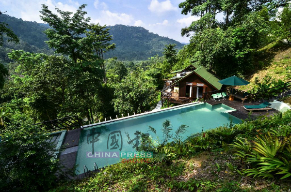 班台山的度假屋走大自然风格，游泳池及翠绿的山林，让人置身在大自然怀抱中，深受国内外游客的喜爱。（取自网络）