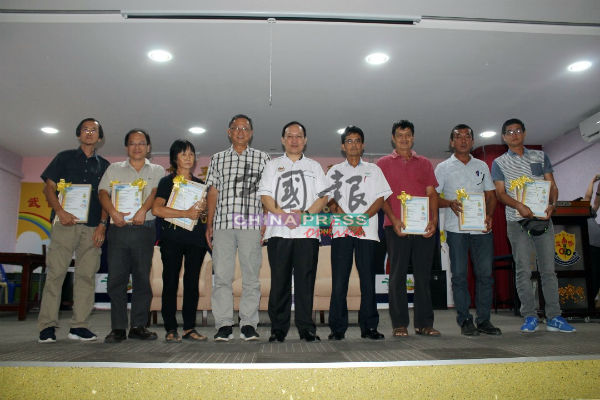 陈耀宗（右5）颁发可持续棕油认证（MSPO）的认证书给合格的小园主，左4为叶朝政。