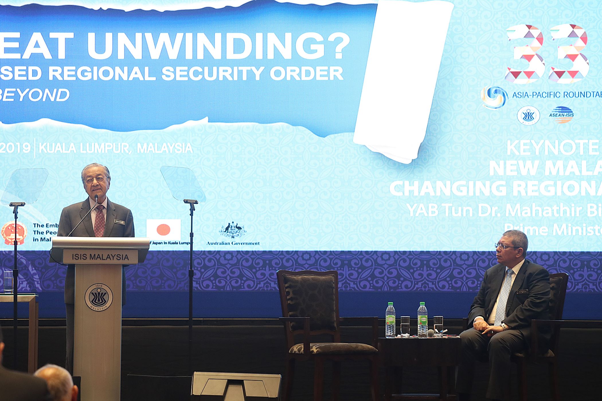 马哈迪（左）在第33届亚太圆桌会议上，发表他对区域安全、美中贸易战及国内经济的看法。右坐者为赛夫丁。