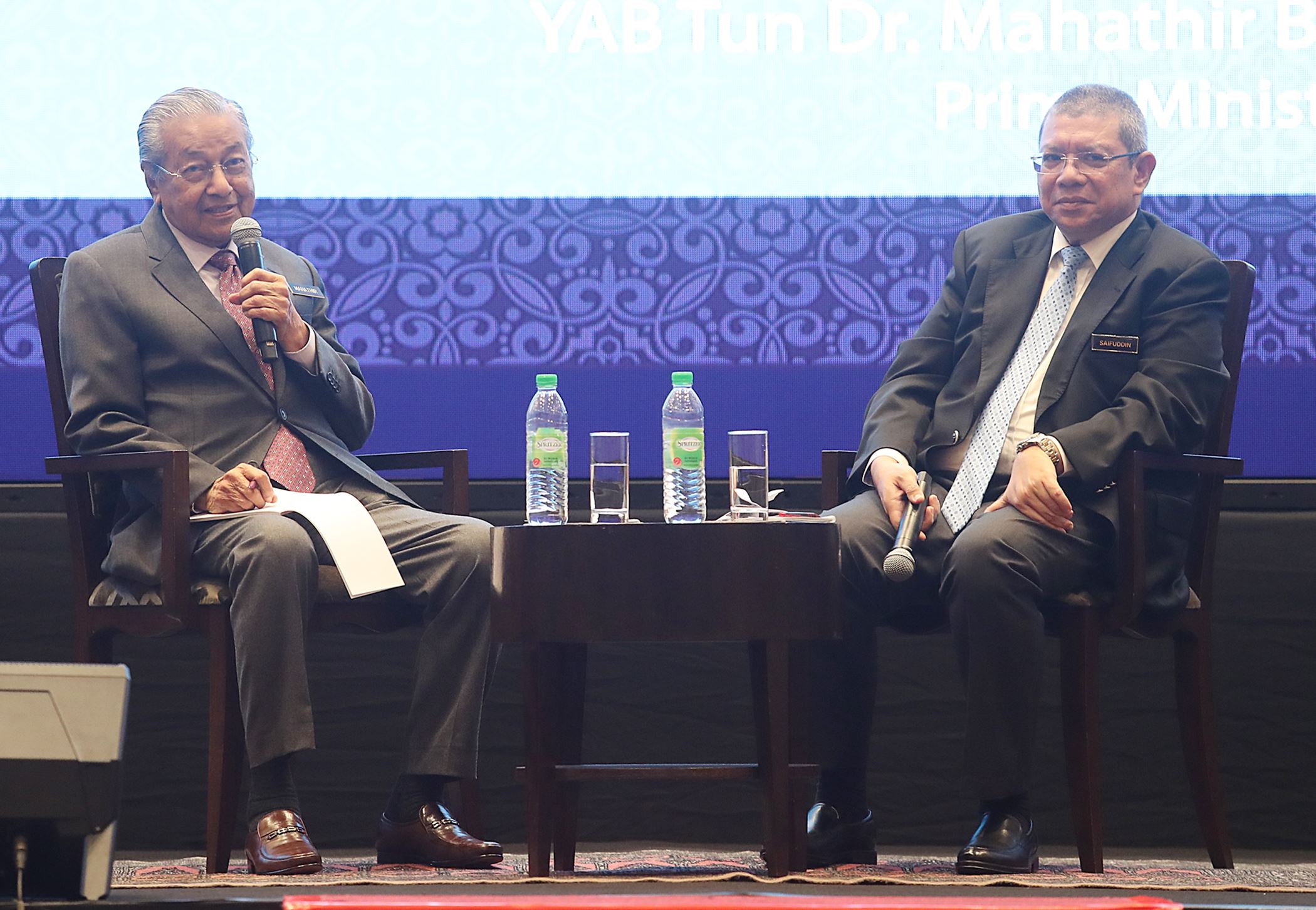 马哈迪（左）在问答环节，逐一回答出席者针对东协区域、国际、美中贸易战等提出的问题。右为赛夫丁。