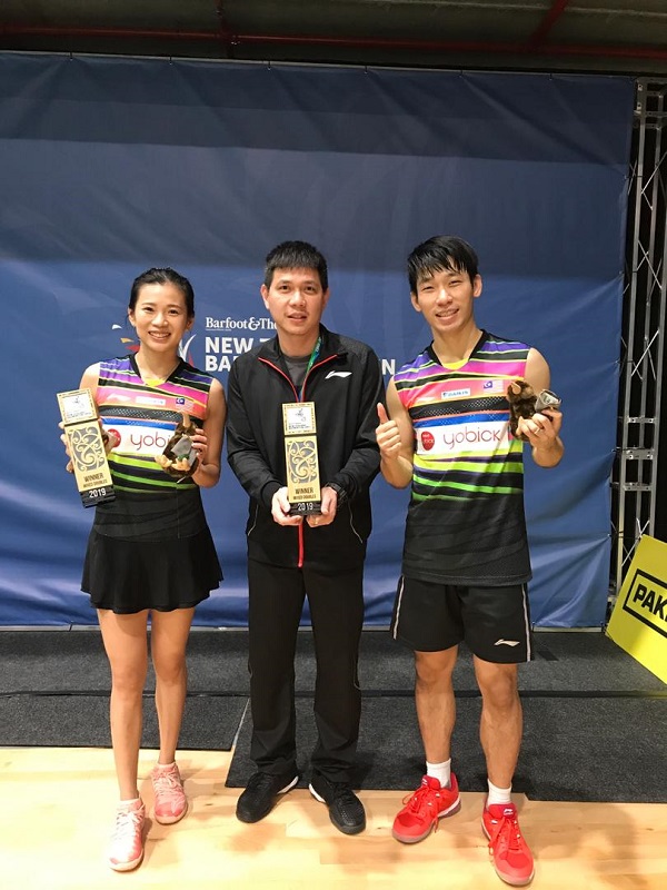 吴柳莹（左）与陈炳顺开心展示冠军奖牌。中为教练邹俊英。（图陈炳顺提供）