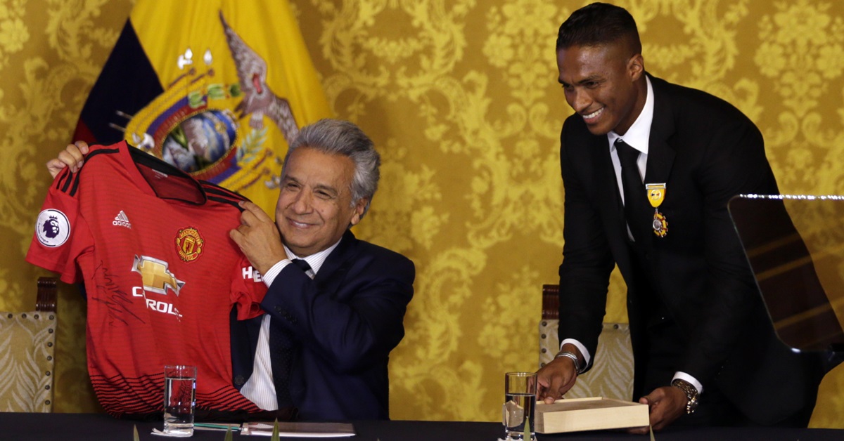 厄瓜多尔总统莫里诺周二颁勋章予瓦伦西亚，而这位曼联前队长也赠 送球衣给总统。瓦伦西亚已定离队，结束10年的红魔人生涯。（美联社）