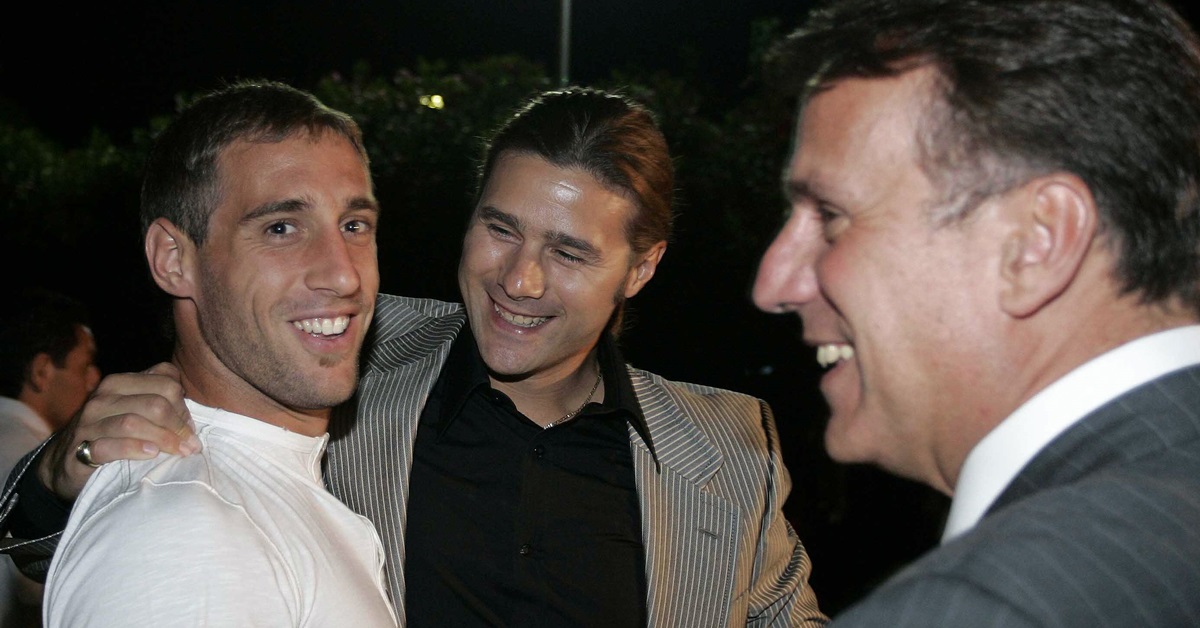 埃斯班诺后卫波切蒂诺（中）于2006年，在为他而设的退休晚宴，与队友萨巴列达合照。（法新社）