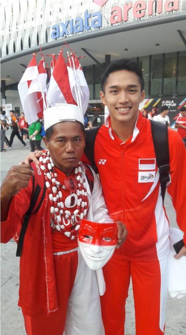 哈扬多与印尼羽球队“当红炸子鸡”约纳坦合影。（面子书图）