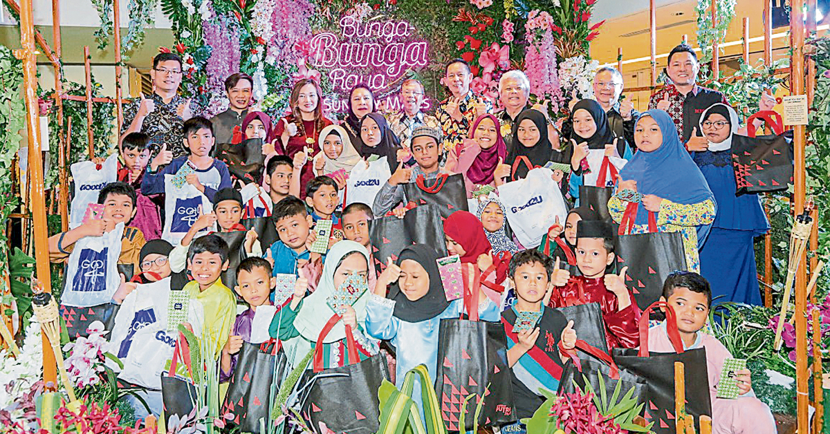 “Bunga-Bunga Raya”推介会邀请35位来自秋杰基金会（YCK）的儿童前来共庆，个个欢喜展示手中的青包和礼袋。
