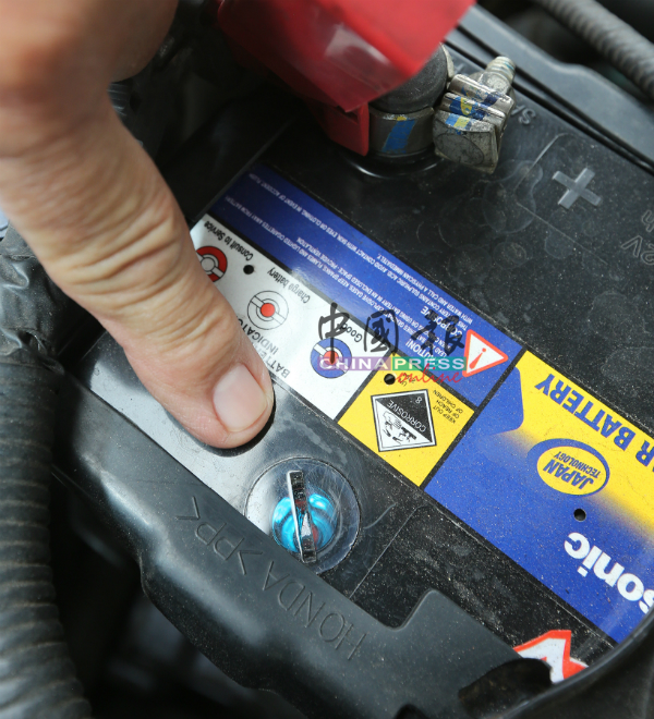 汽车电池有分干电池及湿电池，干电池好处不用加电池水，并会显示电池的状况，蓝色或青色代表状况良好，红色或无色代表电力不足。