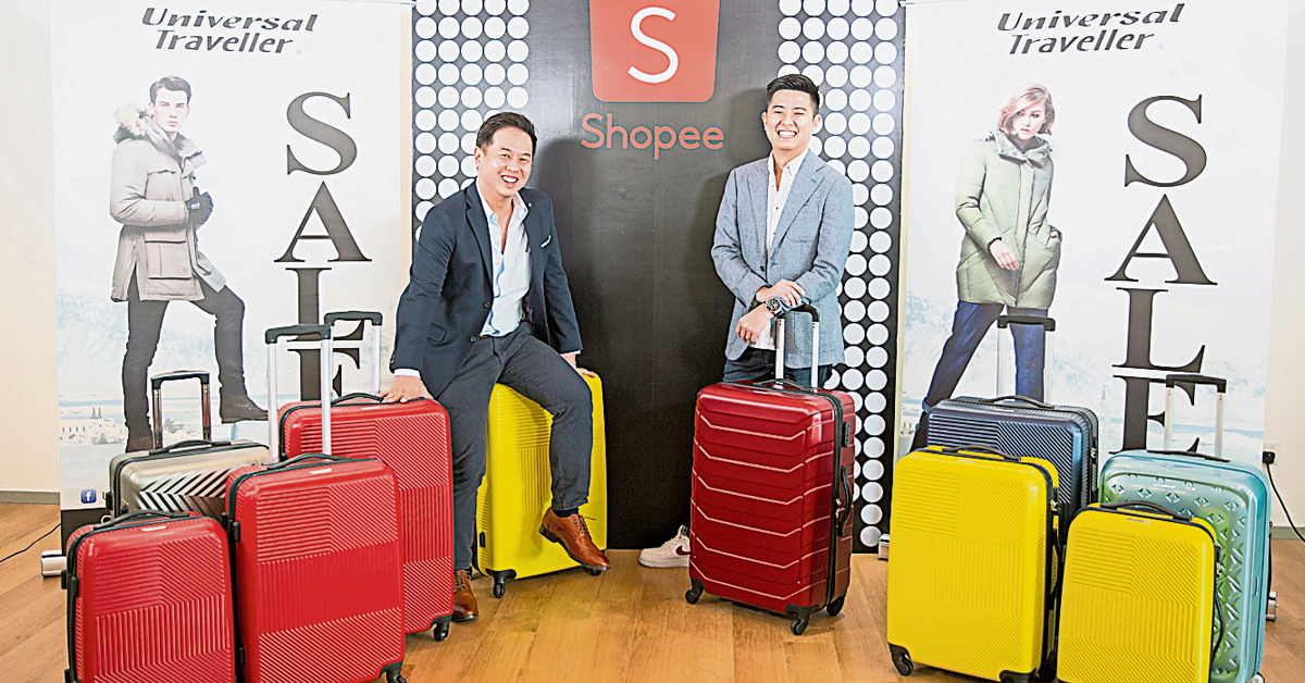 傅川殷（左）与Shopee区域董事经理何子翔推介Universal Traveller在Shopee举办首个Super Brand Day。