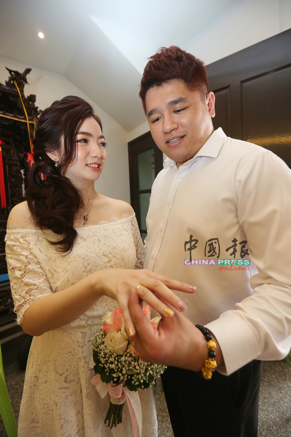 李榮俊（右）為熊慧君戴上結婚戒指。