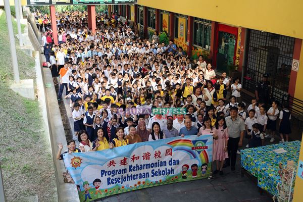 不同宗教信仰的芙蓉中华小学全体师生，通过各宗教推动真善美理念，一起共建和谐校园。