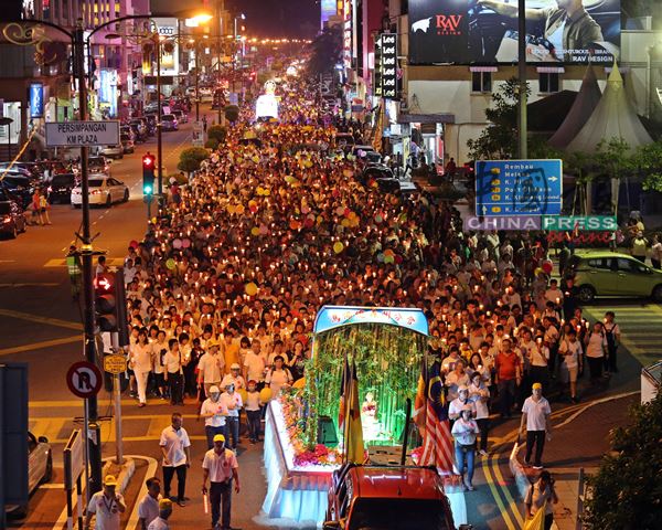 约3000人手持烛光祈愿，在卫塞节前夕环绕市区游行，带来满满的正能量。