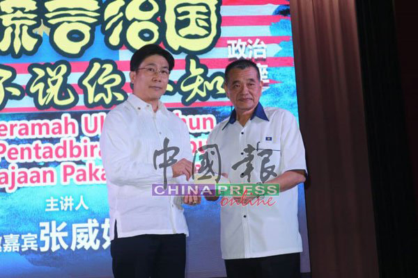 张威如(前右2) 向宗祠友好和支持者，解释他过去几年的税务账目。