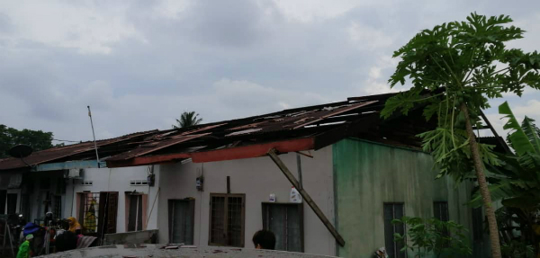 甘榜柏格芒加发生风灾，6间房屋受影响。