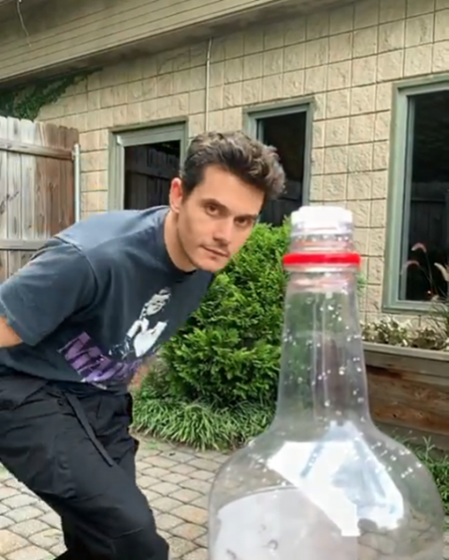John 挑战Bottle Cap Challenge的画面。