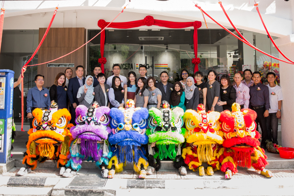 Venicera BIG+磁砖旗舰店所有员工与舞狮团队开心合照。
