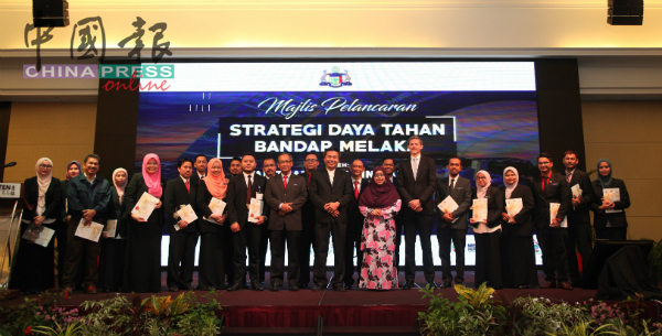 接获委任状的“马六甲韧性城市策略”各部门委员与嘉宾。