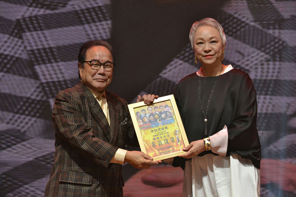 黄清元从潘斯里陈秋霞接过《终身成就》奖。