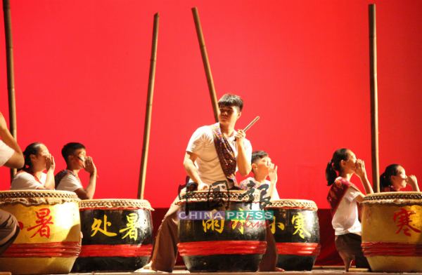 学生盛情演出二十四节令，还打破传统以鼓棒以外的道具呈献《岛族》。