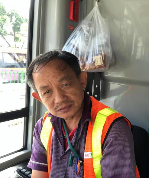 好心巴士司机自备面包送给在烈日下工作的建筑工人。