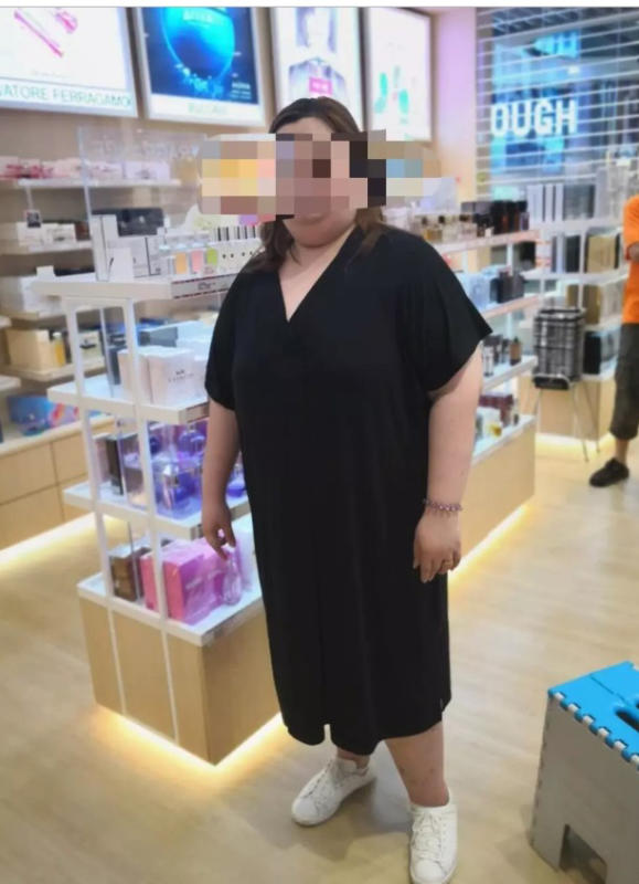 女郎穿着黑色连身裙，出现在化妆品店。（互联网）