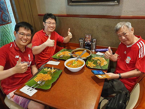 三名球迷全都穿上“红军”球衣，前去享用免费咖喱鱼头。