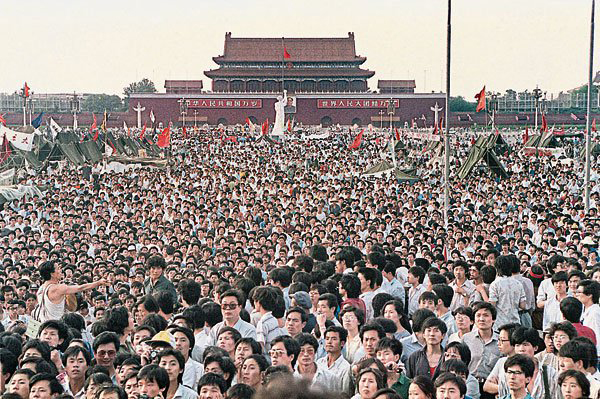 1989年6月2日，学生和民众聚在天安门广场抗议。