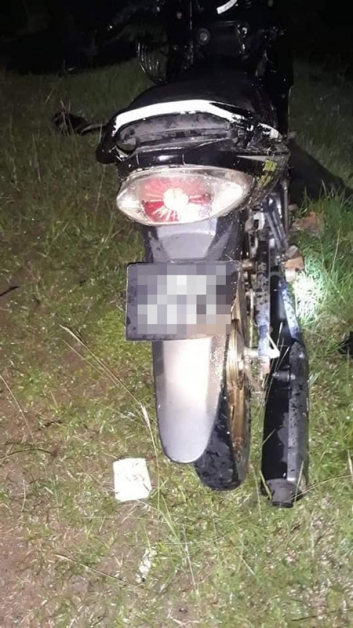 另一辆被撞的摩哆停放在路旁。