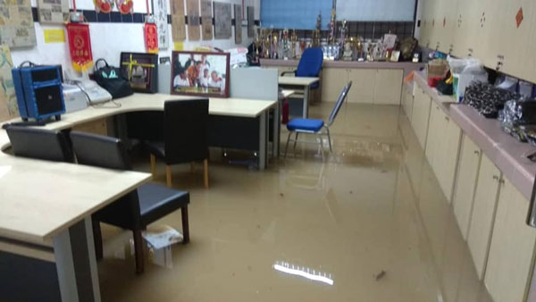 森美兰精武体育会会所在开斋节前夕遭遇洪水淹浸，办公室内一片汪洋。