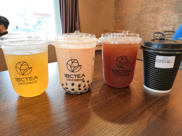 18C Tea除了售卖台湾手摇饮料，还有素食，可满足不同群体的需求。