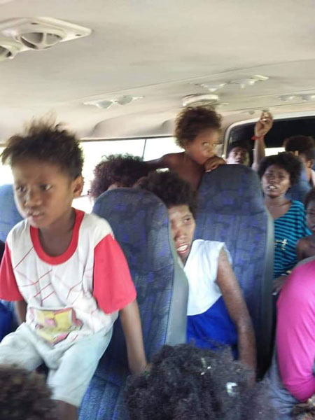 峇迪族儿童和青少年，日前坐车出发医院接受观察治疗。