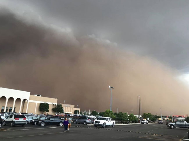 “疯狂”的沙尘暴侵袭德州拉巴克。