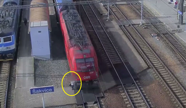 女子（黄圈内）被过站列车碰撞的刹那画面。