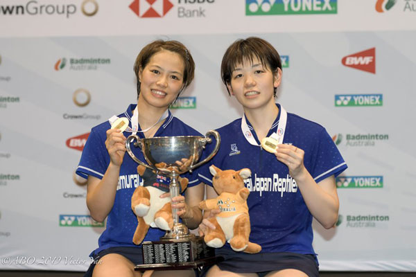福岛由纪（左）与广田彩花力克凡尘组合，夺得女双冠军。（澳羽赛官网图）