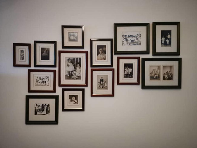 陈瑜莹的家有面墙，墙上贴着很多陈年旧照片，她不时都会告诉两个儿子，照片里的那些人是哪些人。