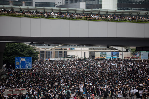 周三可见香港立法会附近道路被反送中民众占领。